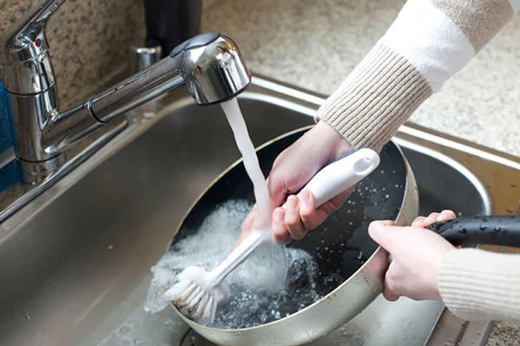 Rửa chảo dầu mỡ bằng nước nóng là một quan niệm sai lầm có thể gây ra nhiều hậu quả không mong muốn