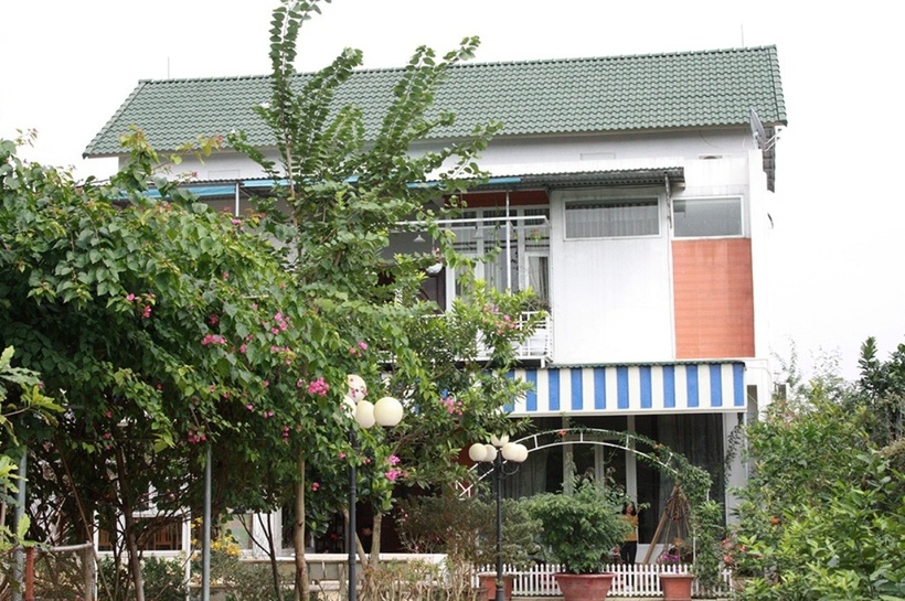 Ở tuổi 74, NSND Thanh Hoa cùng ông xã hiện có cuộc sống thảnh thơi trong căn nhà vườn rộng 1.080 m2 tại Thạch Thất (Hà Nội), trong đó diện tích vườn là 930m2.