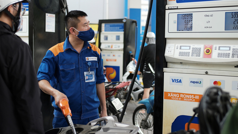 Từ 15h chiều nay (12/12), giá xăng RON95 tăng hơn 20.500 đồng/lít. (Ảnh: Internet)