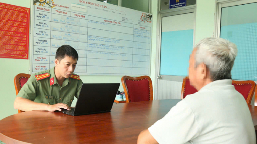 Cán bộ Công an làm việc với ông P.V.T. (Ảnh: Công an nhân dân)