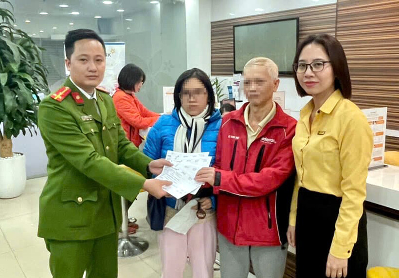 Ông N.M.Đ được công an và cán bộ ngân hàng trên địa bàn trao lại tài sản. (Ảnh: CACC)