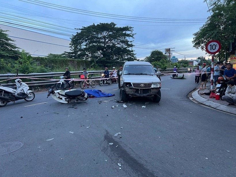 Hiện trường vụ tai nạn giữa ô tô và xe máy làm hai người thương vong. (Ảnh: Báo Giao thông)