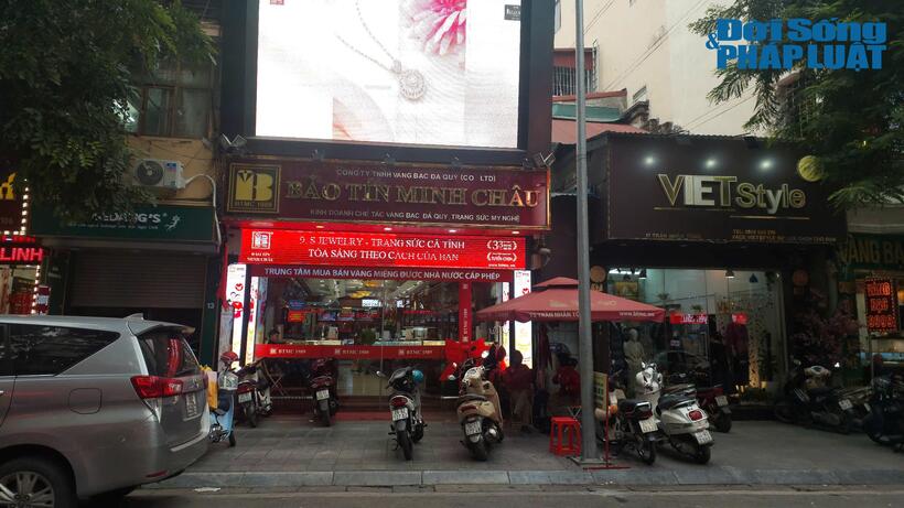 Người dân có thể giao dịch vàng tại các cửa hàng vàng lớn tại "phố vàng" Trần Nhân Tông (Hà Nội) mà không phải chờ đợi.