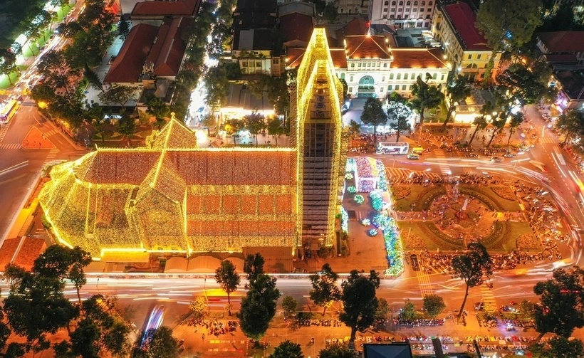 Nhà thờ Đức Bà Sài Gòn lung linh trước Giáng sinh. (Ảnh: Dân trí)