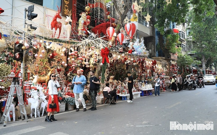 Theo báo Hà Nội mới, những ngày này, phố Hàng Mã (quận Hoàn Kiếm, Hà Nội) ngập tràn sắc màu của các mặt hàng phục vụ Giáng sinh như: Đồ trang trí, cây thông Noel, người tuyết...