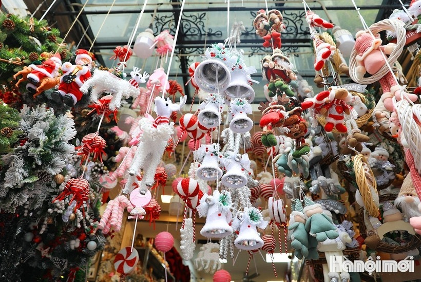 Điểm nhấn trên con phố này chính là các sản phẩm đồ chơi Giáng sinh 2024 như trang phục ông già Noel, gấu nhồi bông, tuần lộc, hươu…