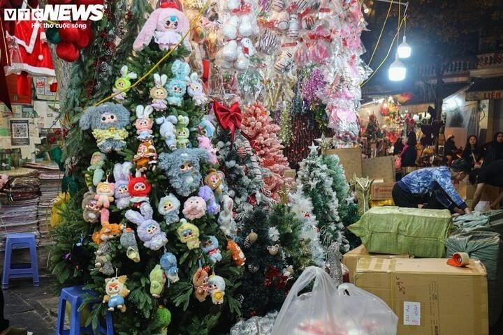 Trong đó cây thông Noel túi mù nổi bật và nhận được sự quan tâm của nhiều khách hàng vì vẻ đáng yêu của những món đồ chơi "Baby Three". Nói về ý tưởng độc lạ này, chủ cửa hàng cho biết nhằm bắt "trend" sản phẩm đang rất hút bạn trẻ trong năm nay.