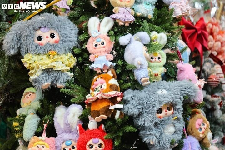 Gấu bông túi mù BaBy Three có xuất xứ từ Trung Quốc, được ra mắt sau đồ chơi "hot trend" Labubu dưới hình thức "blind box" (hộp bí mật, hộp mù).