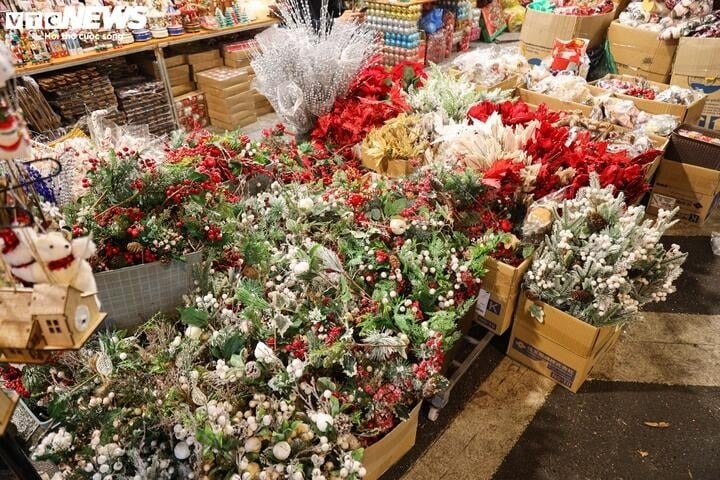 Bên cạnh đó, những sản phẩm trang trí Noel mini cũng được nhiều người lựa chọn bởi sự tiện dụng và giá hợp lý.