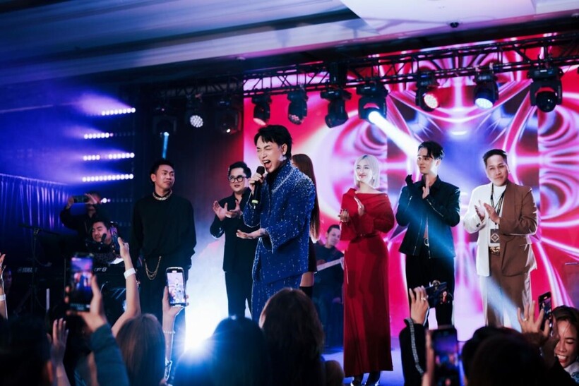 Trúc Nhân cùng các nghệ sĩ và ekip DAO Entertainment cùng xuất hiện cảm ơn khán giả