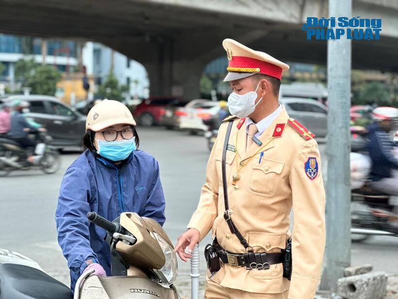 Hà Nội: Xử lý "binh đoàn” xe máy ngang nhiên đi ngược chiều trên đường Tôn Thất Thuyết - 6