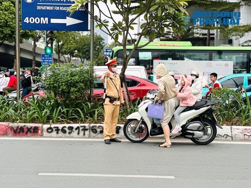 Hà Nội: Xử lý "binh đoàn” xe máy ngang nhiên đi ngược chiều trên đường Tôn Thất Thuyết - 7