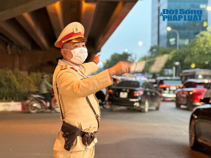 Đội CSGT đường bộ số 6 (Phòng CSGT, Công an thành phố Hà Nội) phân luồng giao thông tại nút giao Phạm Hùng - Tôn Thất Thuyết