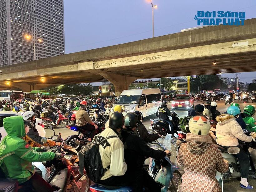 Khu vực nút giao Phạm Hùng - Tôn Thất Thuyết (Hà Nội) có mật độ phương tiện tham gia giao thông lớn khiến các phương tiện lưu thông tại đây gặp nhiều khó khăn