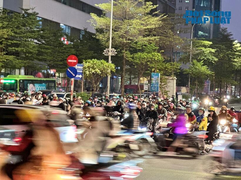 Người điều khiển xe máy đi ngược chiều thành từng tốp khiến các phương tiện đi đúng luật phải "né" để tránh va chạm