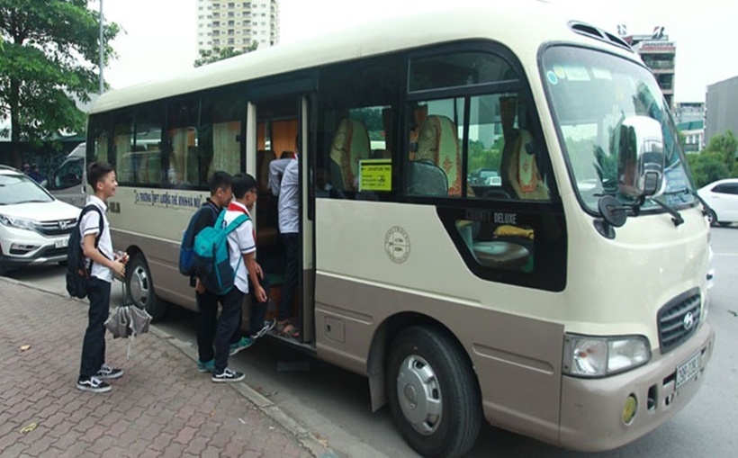 Từ ngày 1/1/2025, xe ô tô kinh doanh vận tải chở trẻ em mầm non, học sinh phải sơn màu vàng đậm bên ngoài thân xe. (Ảnh: CAND)