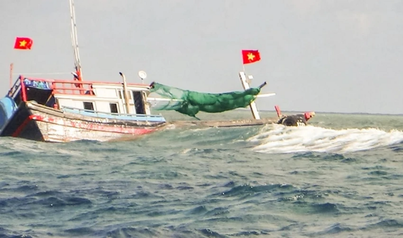 Thời điểm tàu cá bị sóng đánh chìm, trên tàu có 14 ngư dân. Ảnh minh hoạ.