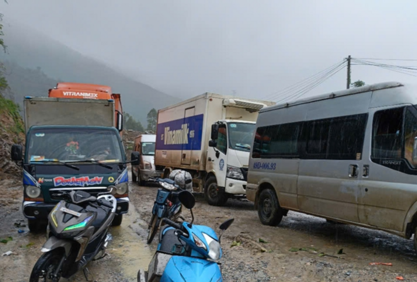 Dòng xe ùn tắc kéo dài. Ảnh: Thanh Niên