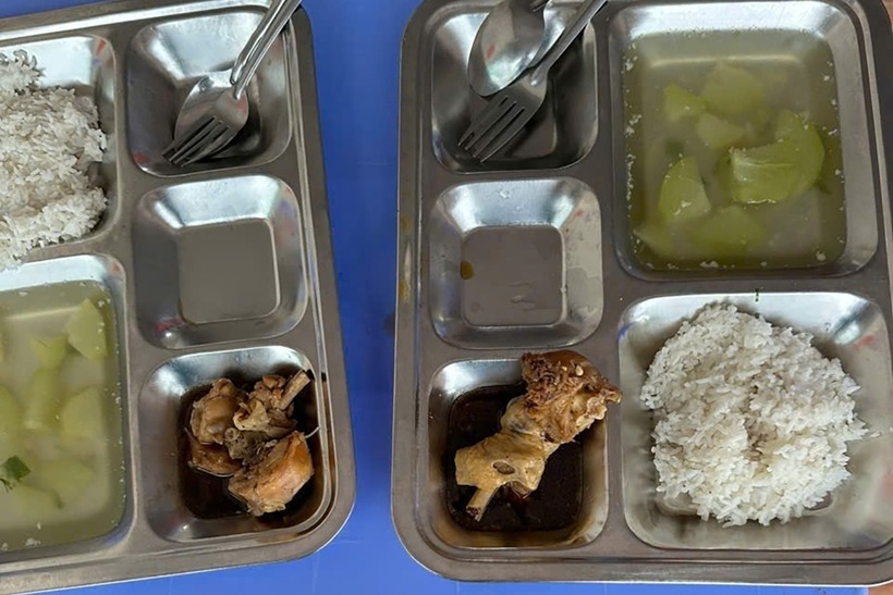 Suất ăn bán trú của các em học sinh ngày 9/12. Ảnh: VietNamnet