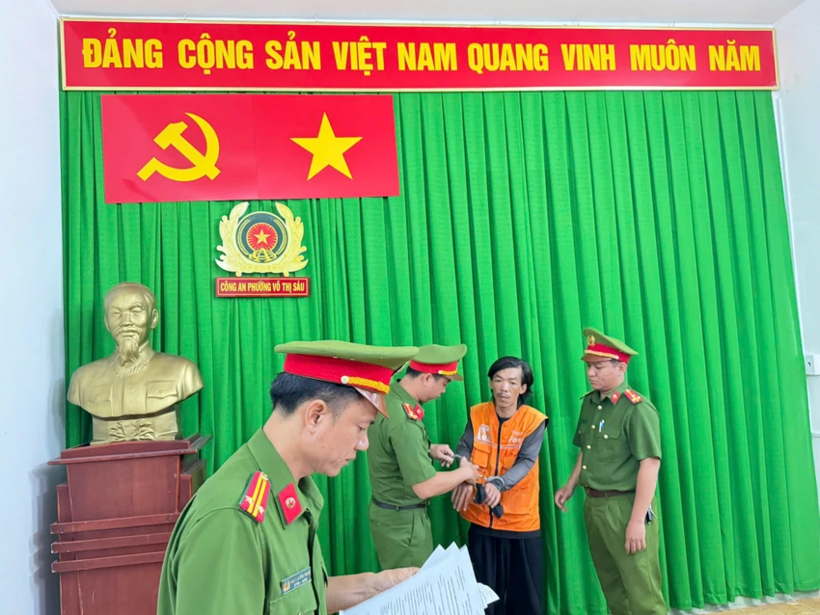 Công an đọc lệnh bắt khẩn cấp Lê Minh Hiền. Ảnh: Báo Pháp luật TP.HCM