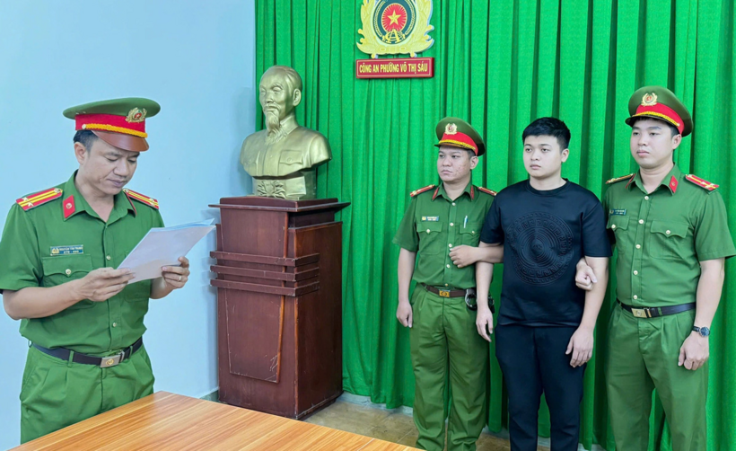 Phạm Duy Niên bị bắt khẩn cấp để điều tra. Ảnh: Tuổi Trẻ