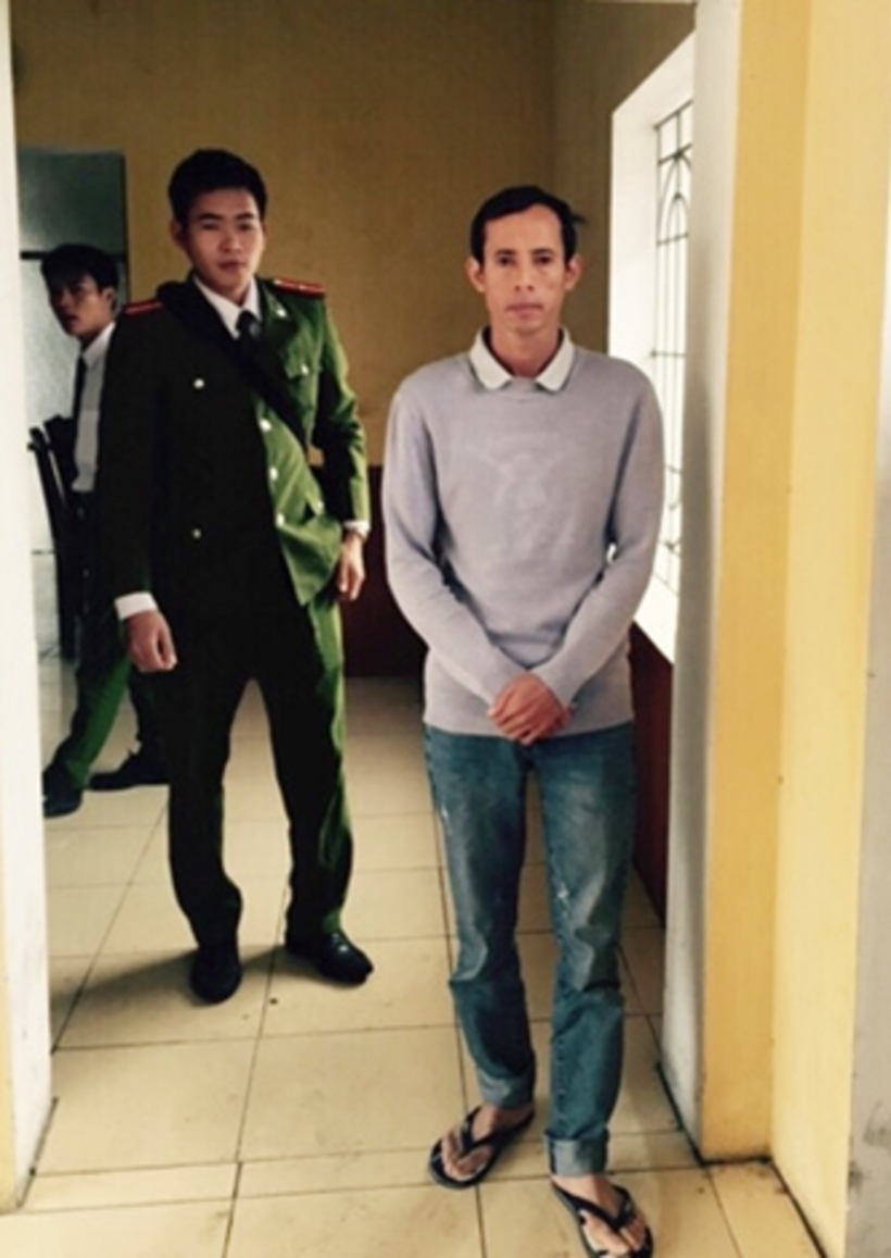Công an dẫn giải Sánh về nhà tạm giữ. Ảnh: Công an nhân dân