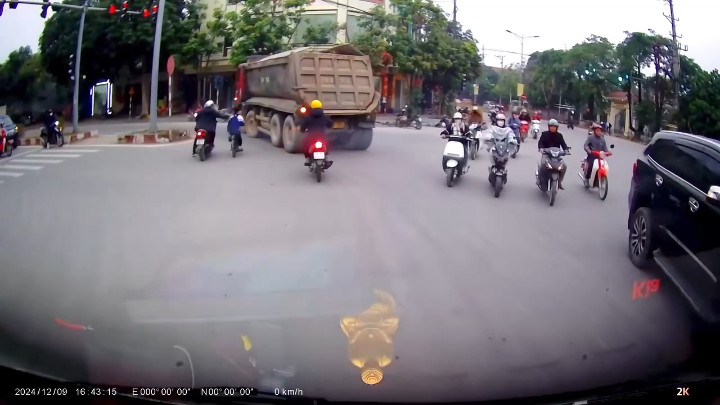 Khoảnh khắc người đàn ông kéo cháu bé đi xe đạp khỏi điểm mù xe tải. Ảnh: VietNamNet