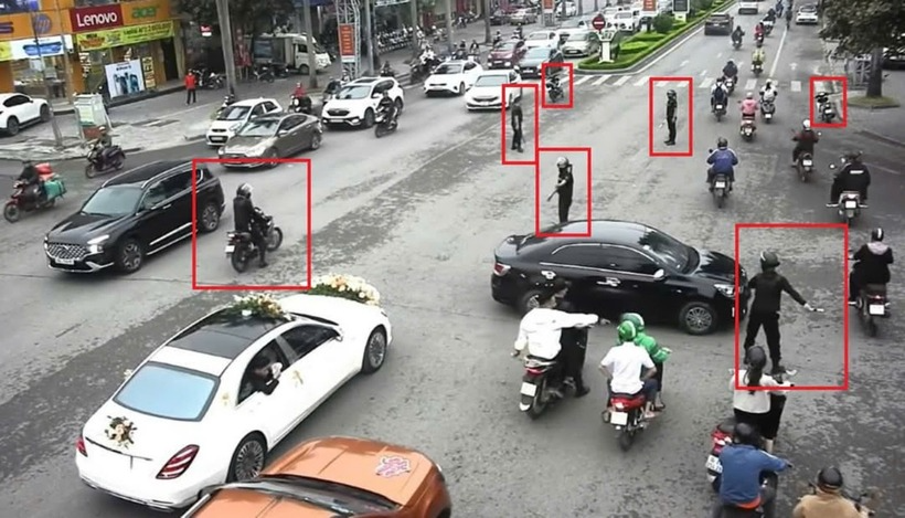 Các vệ sĩ dẹp đường cho đoàn xe đám cưới đi qua ở TP Thanh Hóa. Ảnh: Tuổi trẻ