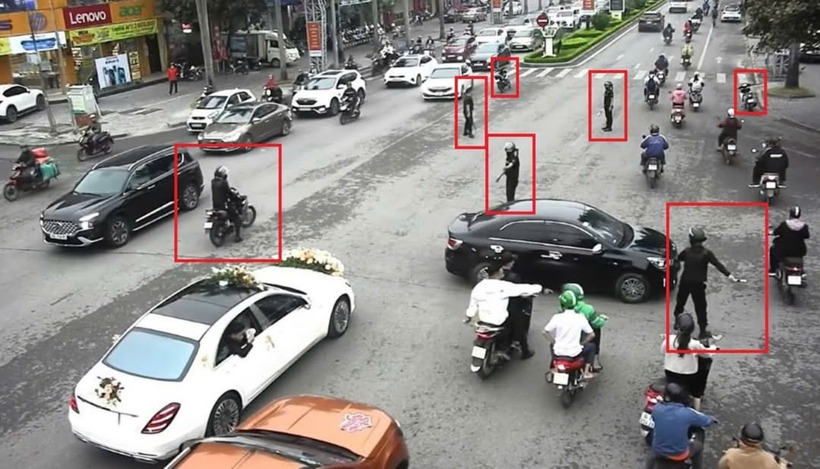 Các vệ sĩ dẹp đường cho đoàn xe đám cưới đi qua ở TP Thanh Hóa. Ảnh: Tuổi trẻ