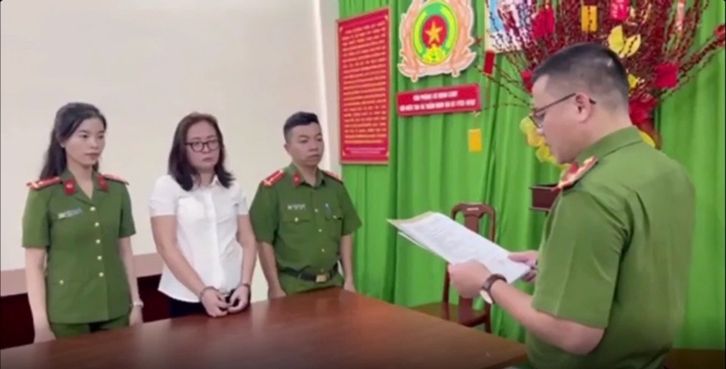 Đặng Thị Phương Thơ (áo trắng) nghe đọc quyết định khởi tố và lệnh bắt tạm giam. Ảnh: Kinh Tế & Đô Thị