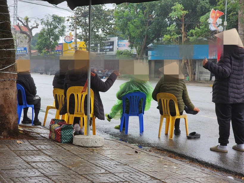 Hàng chục phe vé bất chấp thời tiết khắc nghiệt, hoạt động hết công suất. Ảnh: VietNamnet