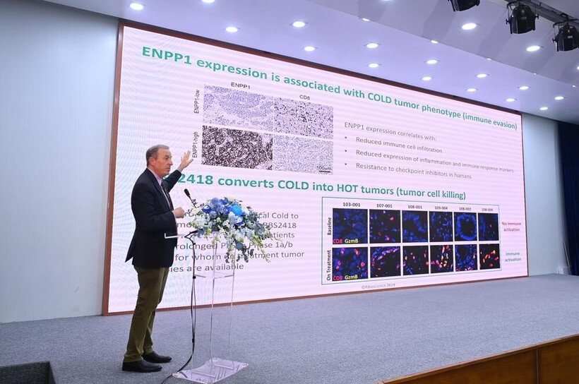 GS.TS.BS. Jeffrey S. Glenn đánh giá cao vai trò của các chuyên gia Việt Nam trong dự án VISTA-1. Ảnh: Việt Linh