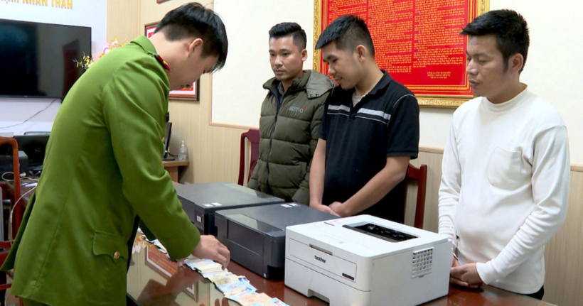 Lực lượng công an kiểm tra các tài liệu các đối tượng làm giả.