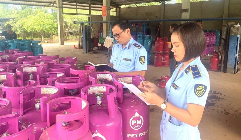 Lực lượng chức năng kiểm tra cơ sở kinh doanh LPG. Ảnh: Cục QLTT Quảng Trị