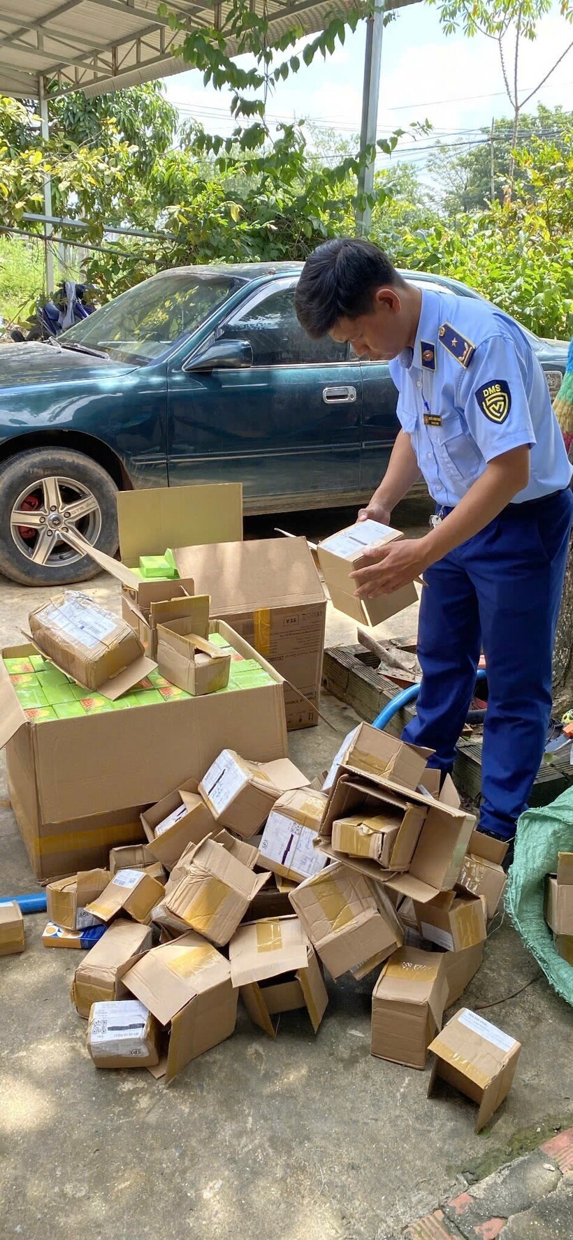 Tây Ninh: Bắt giữ nhiều mặt hàng giả bán qua mạng xã hội, thu giữ hơn 3.680 sản phẩm - 1