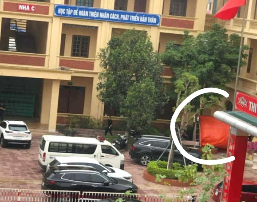 Khu vực góc sân trường-nơi nữ sinh được phát hiện nằm tử vong. (Ảnh: SK&ĐS)