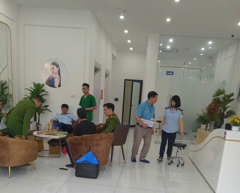 Lực lượng chức năng đang làm việc tại cơ sở thẩm mỹ viện bị xử phạt