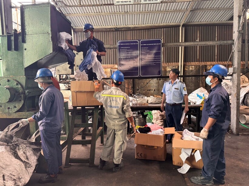 Hàng ngàn quần, áo, váy đầm, đồ bộ và các trang phục khác... bị Cục QLTT TP.HCM bỏ vào lò đốt tiêu hủy. Ảnh: Cục QLTT