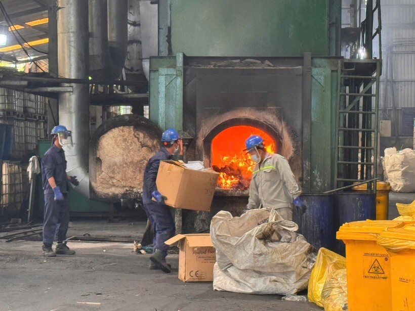 Lực lượng chức năng tiêu hủy hàng hóa vi phạm