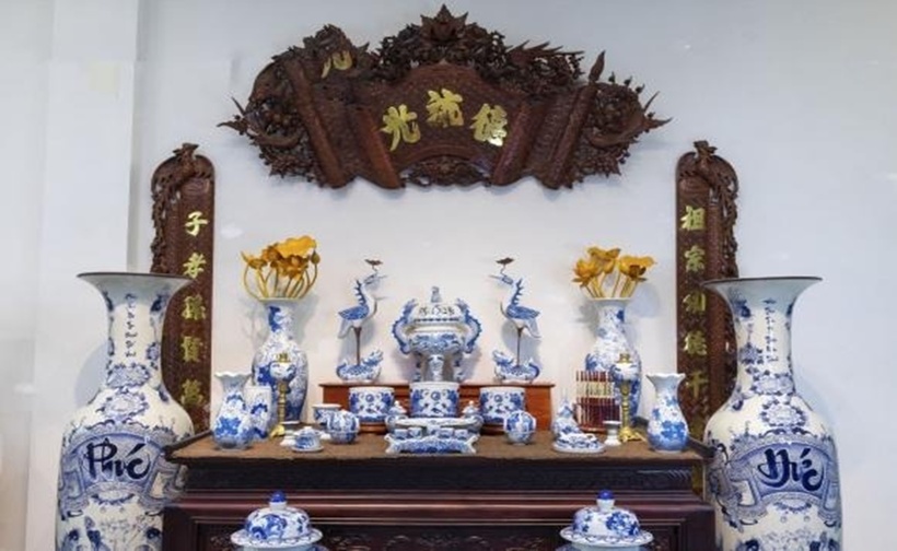 Đôi hạc trên bàn thờ thể hiện cho sự trường tồn, sự cao quý, nơi tôm nghiêm.