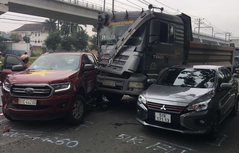Các xe gặp nạn chắn ngang làn đường, nhiều chiếc bị hư hỏng đầu, đuôi, một số mảnh vỡ từ thân xe vương vãi trên mặt đường.