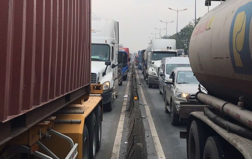 Sự cố khiến tuyến cửa ngõ vào trung tâm TP HCM ùn tắc kéo dài. Hàng nghìn ôtô xếp hàng dài, nhích từng chút một để di chuyển.