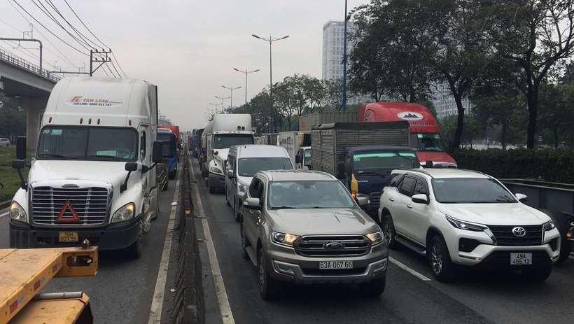 CSGT sau đó đã đến ghi nhận hiện trường, di dời các xe gặp nạn, giải tỏa làn đường, cùng lúc phân luồng để giảm ùn tắc. Theo cảnh sát, nguyên nhân ban đầu do các xe không giữ khoảng cách an toàn.