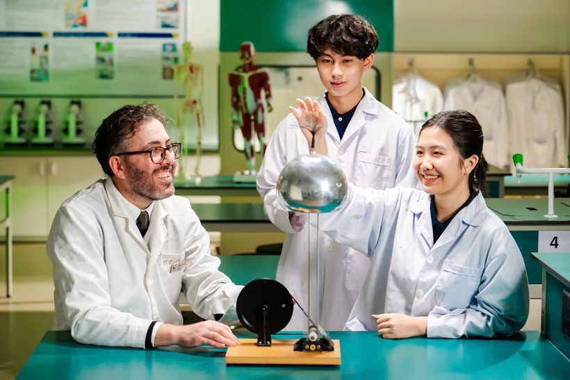 Vinschool cung cấp lộ trình học theo chuẩn Cambridge xuyên suốt từ 5 đến 18 tuổi, giúp học sinh phát triển vững vàng, hình thành định hướng và đam mê học tập suốt đời.