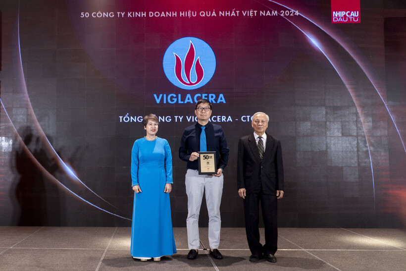 Ông Nguyễn Quốc Huy – Phó Giám đốc Ban Thương mại - TCT Viglacera - CTCP nhận giải thưởng “Top 50 Công ty kinh doanh hệu quả nhất Việt Nam 2024".