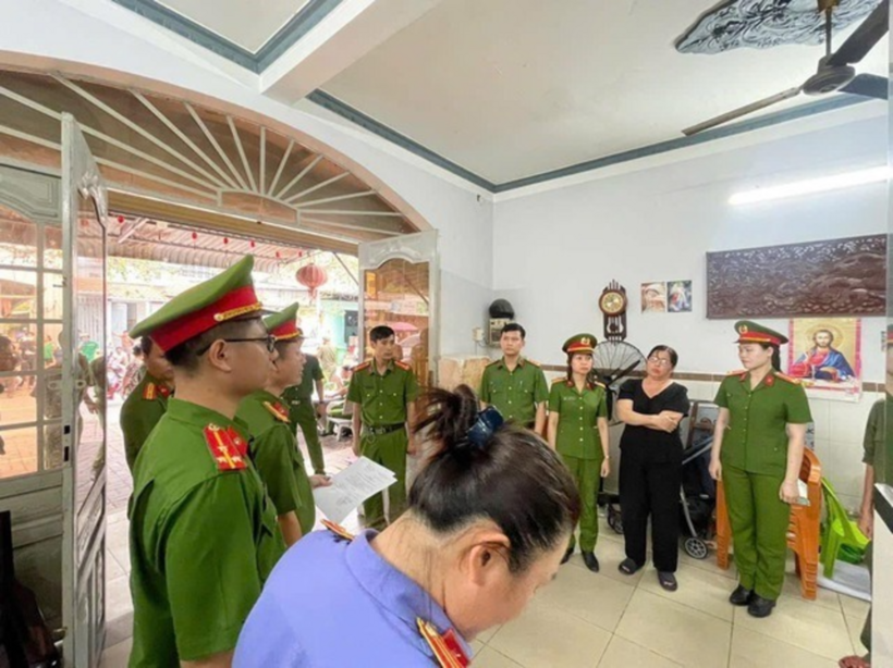 Cơ quan CSĐT Công an thị xã Phú Mỹ đọc các quyết định khởi tố, bắt tạm giam đối với Trịnh Kiều Linh. (Ảnh: Người lao động)