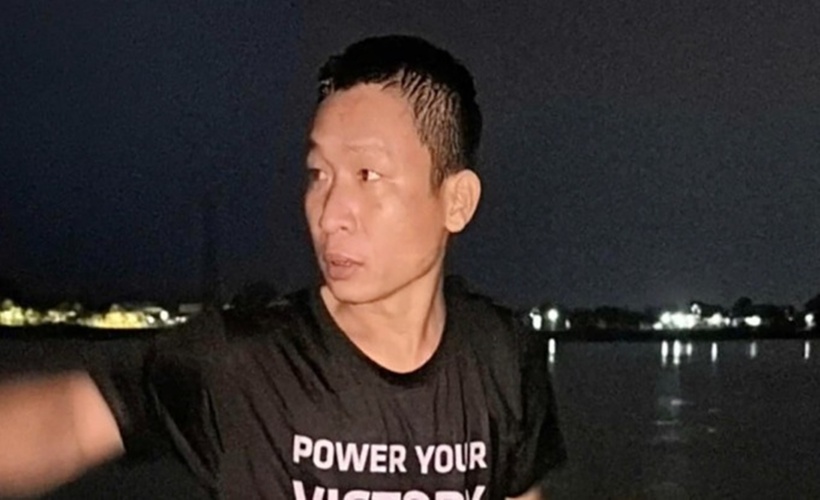 Anh Bùi Thanh Tài bị ướt đẫm khi bơi ra cứu ba học sinh. (Ảnh: VNE)