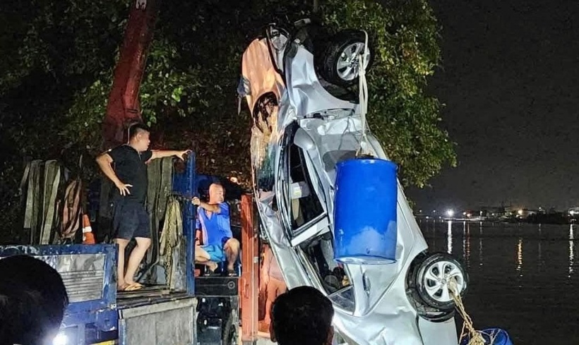 Chiếc xe ô tô gặp nạn ở cầu Đồng Nai được vớt lên bờ vào khuya 14, rạng sáng 15/12. (Ảnh: Báo Đồng Nai)
