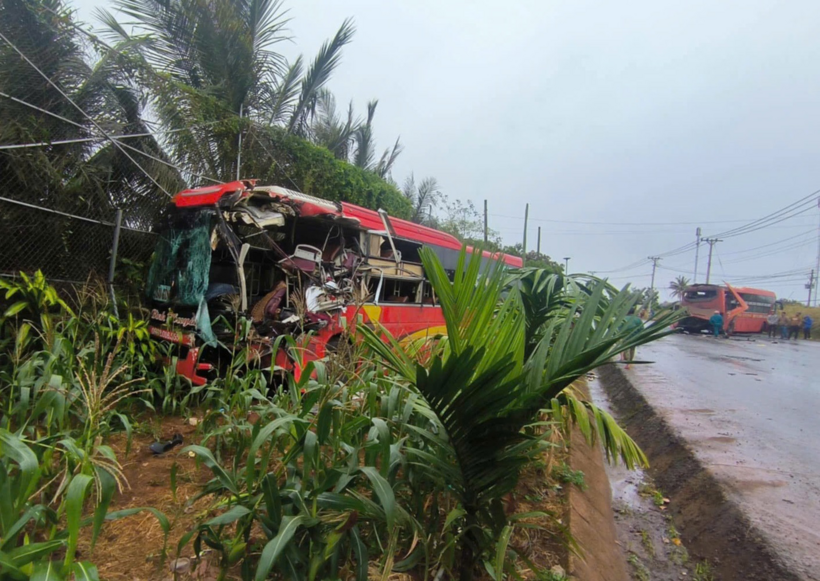 Hai xe khách va chạm trên quốc lộ 14 qua tỉnh Bình Phước. Ảnh: VietNamNet