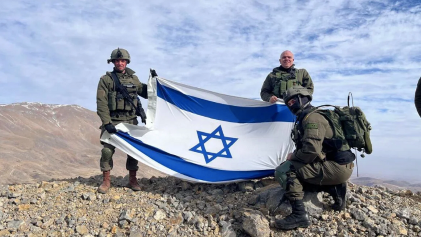 Binh sĩ Israel mang theo cờ nước này đứng trên núi Hermon ở Syria, sau khi Thủ tướng Israel Benjamin Netanyahu ra lệnh cho quân đội kiểm soát vùng phi quân sự giữa hai nước. Ảnh chụp màn hình CNN ( Báo Tuổi Trẻ)